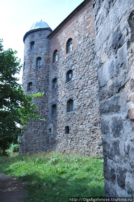 Райская Башня и здание главного корпуса замка. Выборг, Россия