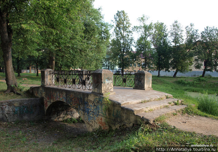 Заброшенный мостик в заброшенном Карякинском саду Рыбинск, Россия