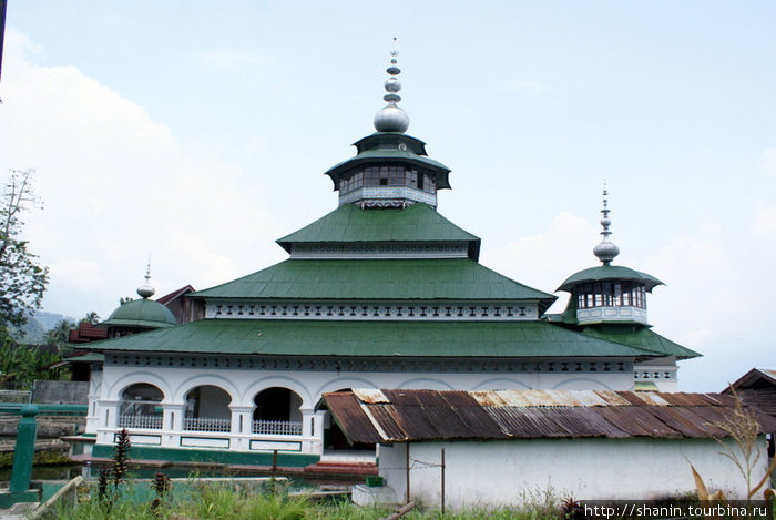 Мечеть на берегу Букиттинги, Индонезия
