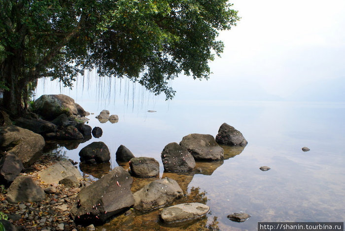 Берег озера Букиттинги, Индонезия
