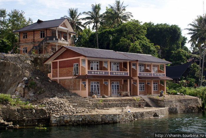 Новые дома на острове Самосир