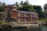Новые дома на острове Самосир