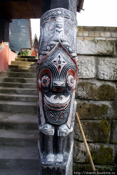 Идол у лестнницы Остров Самосир, Индонезия