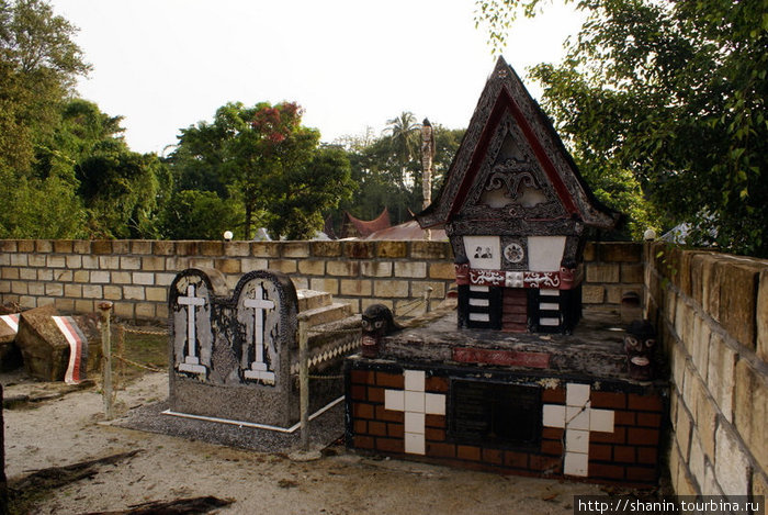 На кладбище Остров Самосир, Индонезия