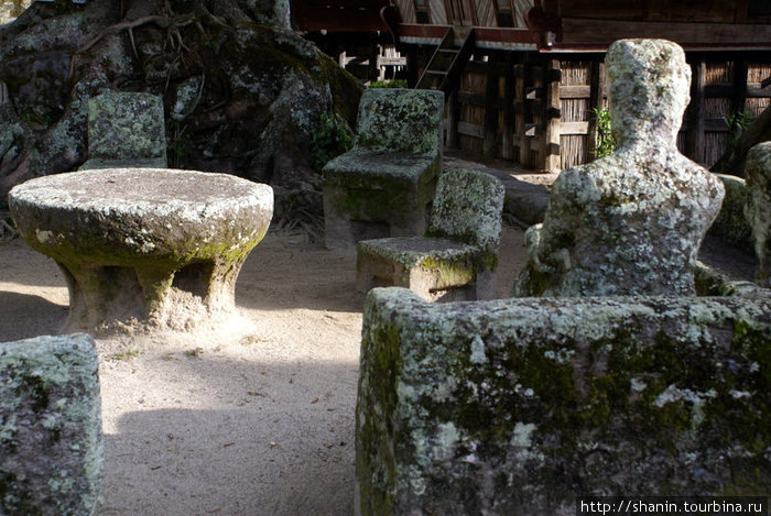 Каменный стол с каменными креслами Остров Самосир, Индонезия