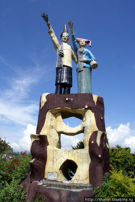 Памятник в Парапате Парапат, Индонезия