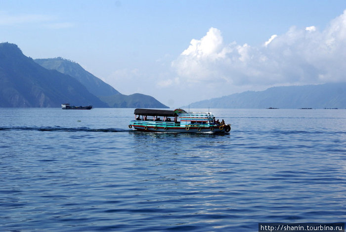 Паром на озере Тоба Парапат, Индонезия
