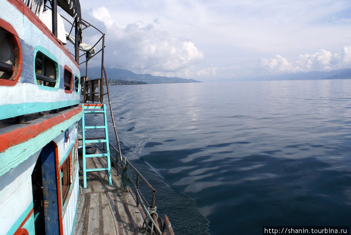 Вид на озеро Тоба с парома Парапат, Индонезия