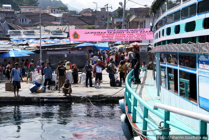 Паром причаливает к пристани в Парапате Парапат, Индонезия