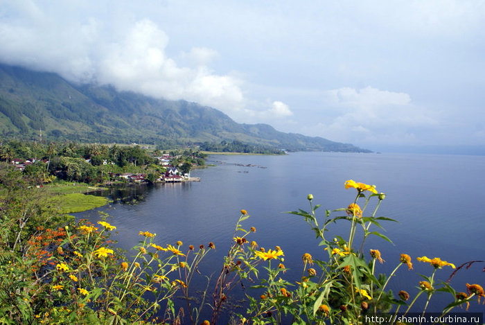 Вид на озеро Тоба с острова Самосир Парапат, Индонезия