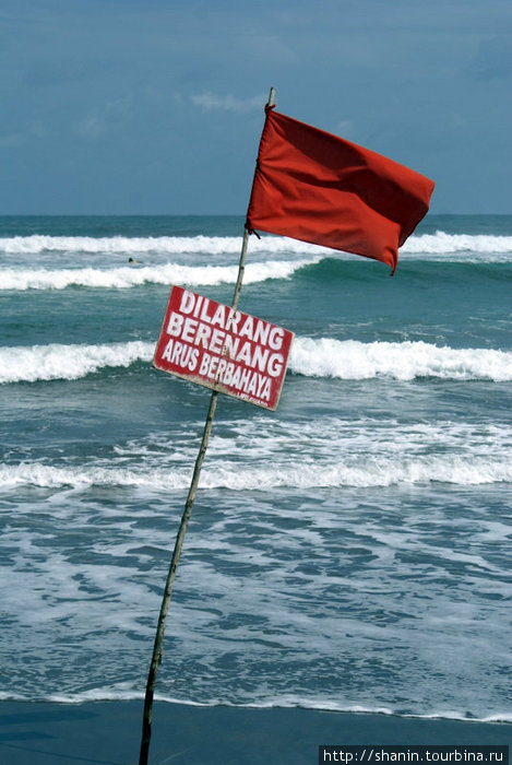 Красный флаг — плавать опасно Пангандаран, Индонезия