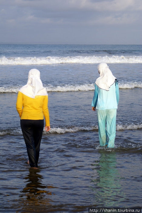 Мусульманки на пляже Пангандаран, Индонезия