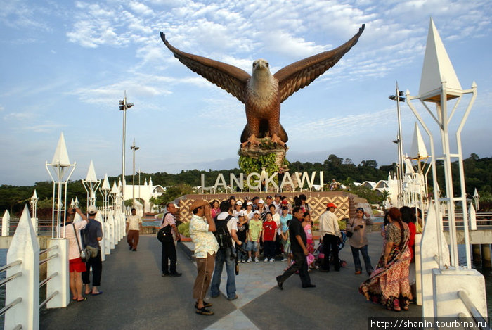 Туристы возле орла Лангкави остров, Малайзия