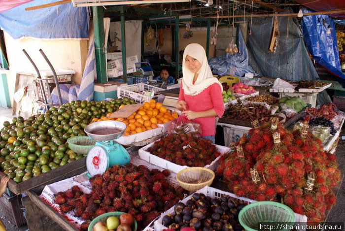 Прилавок с фруктами Кампонг-Кемаман, Малайзия