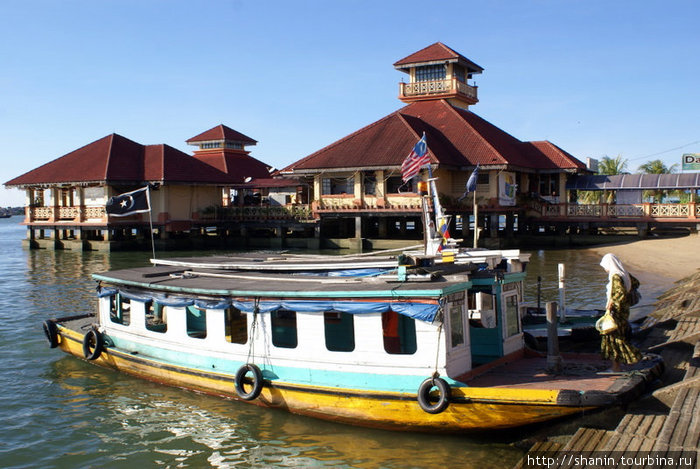 Паром у пристани Куала-Теренгану, Малайзия