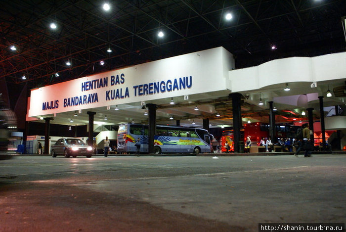 Ночью на автовокзале Куала-Теренгану, Малайзия