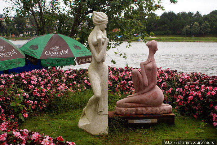 Скульптуры на берегу озера