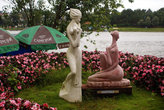 Скульптуры на берегу озера
