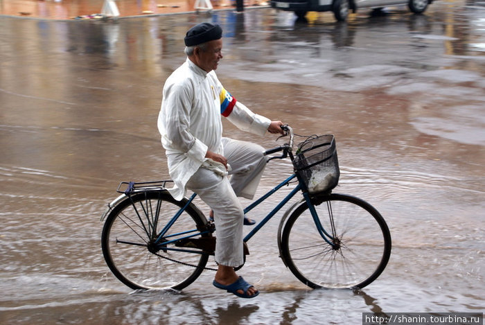Под дождем на велосипеде Тэйнинь, Вьетнам