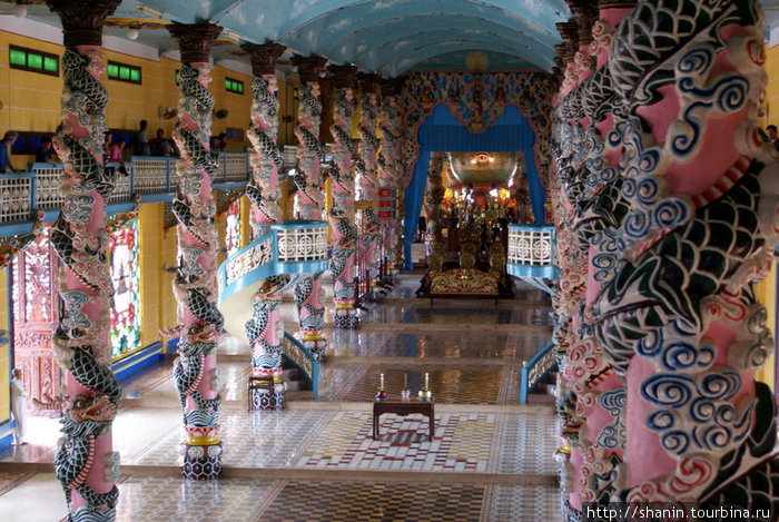 В храме Тэйнинь, Вьетнам