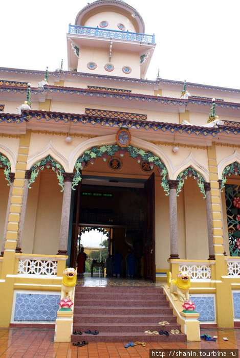 Боковой вход в храм Тэйнинь, Вьетнам
