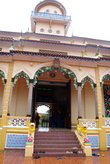 Боковой вход в храм