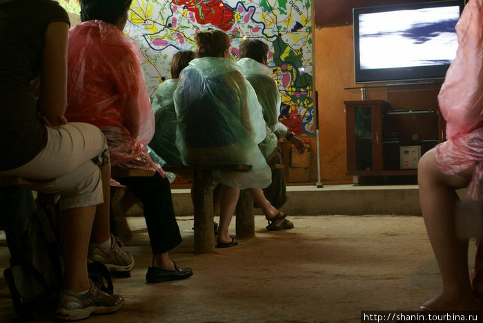 Туристы смотрят видеофильм об истории туннелей Хошимин, Вьетнам