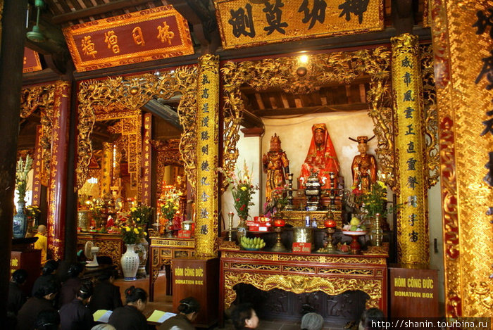 В храме пагоды Чанкуок Ханой, Вьетнам