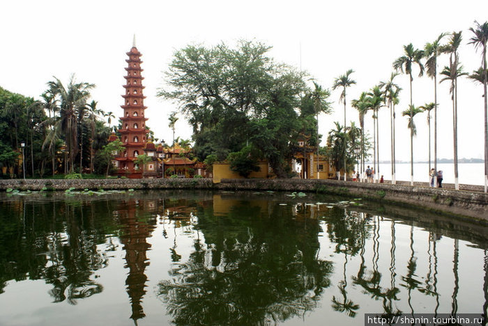 Пагода Чанкуок на берегу Западного озера Ханой, Вьетнам