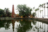 Пагода Чанкуок на берегу Западного озера