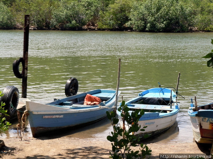 Лодки на берегу реки Ла-Бока, Куба