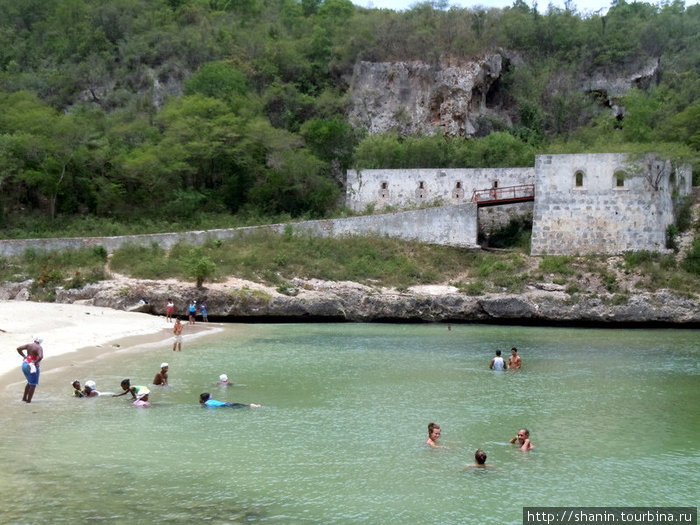 Пляж у крепости Сантьяго-де-Куба, Куба