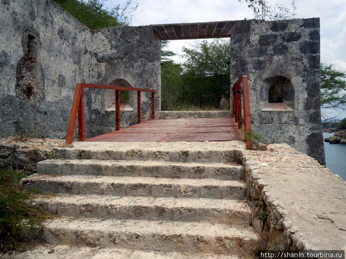 Вход на территорию крепости Сантьяго-де-Куба, Куба