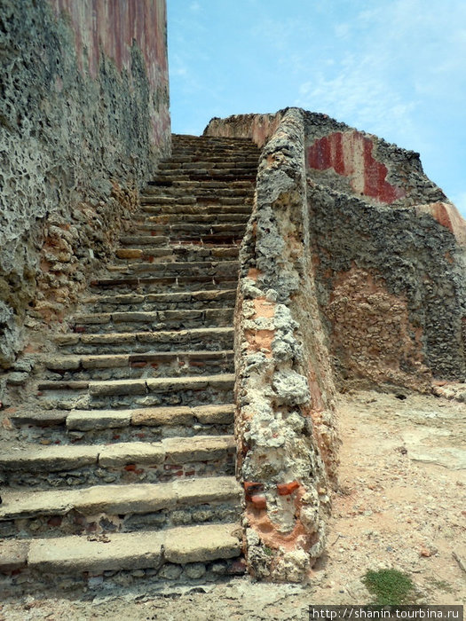 Лестница наверх, к крепости Сантьяго-де-Куба, Куба