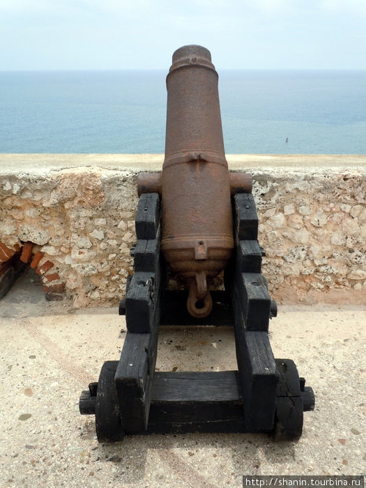 Пушка у стены Сантьяго-де-Куба, Куба