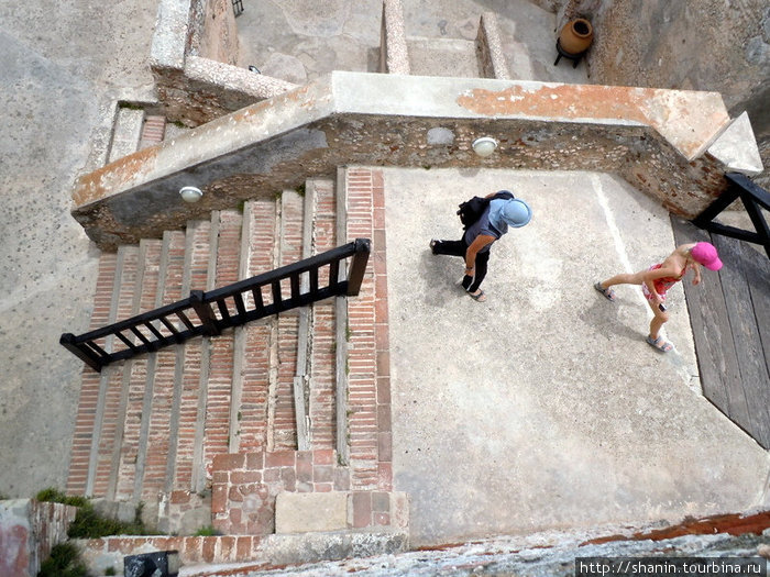 Туристы в крепости Сантьяго-де-Куба, Куба