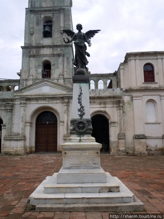 Статуя перед собором Ольгин, Куба