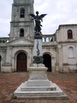 Статуя перед собором