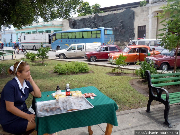 Скучающая продавщица Ольгин, Куба