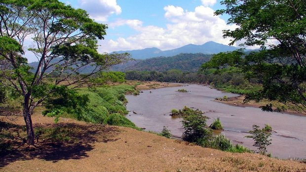 Национальный парк Карара в Коста Рике. 
Карара славится крокодилами и ярко-красными попугаями ара.
Много фотографий из парка на нашем сайте. Коста-Рика
