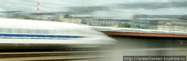 Через Shin Osaka проходят супер-скоростные поезда-пули. Путь 680 км до Токио такой поезд проходит за 2 часа 40 минут. Токио, Япония