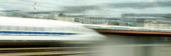 Через Shin Osaka проходят супер-скоростные поезда-пули. Путь 680 км до Токио такой поезд проходит за 2 часа 40 минут.