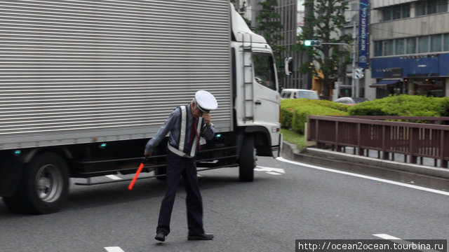 … когда грузовик проехал, он поклонился всем водителям, которые ждали… 10 секунд. Токио, Япония