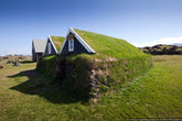 По дороге попадается маленький музей. Это традиционный исландский дом. Он делится на две секции, одна холодная, что-то вроде сеней, вторая жилая