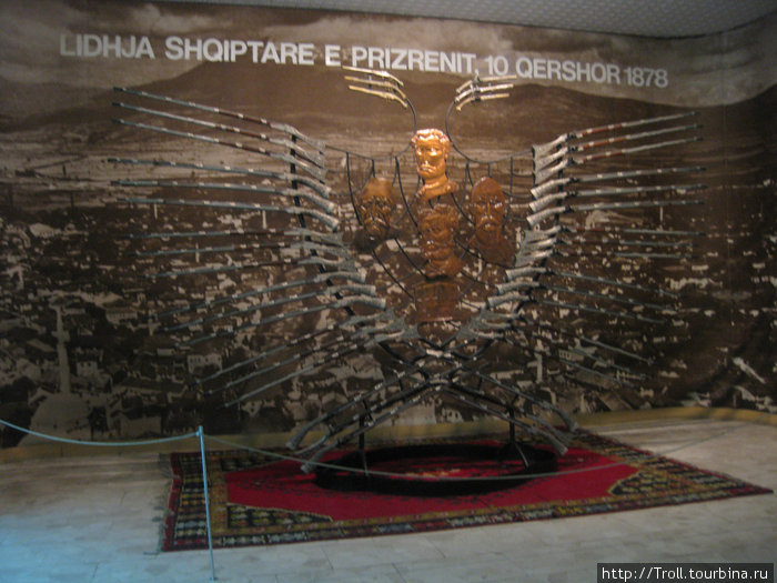Впечатляющий набор огнестрельного оружия в качестве композиции, символизирующей события 1878 года Тирана, Албания