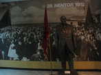 Участок экспозиции, посвященной созданию Албании как государства. На переднем плане — отец-основатель