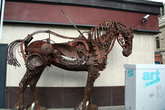 Конь, сделанный из частей старых тракторов.