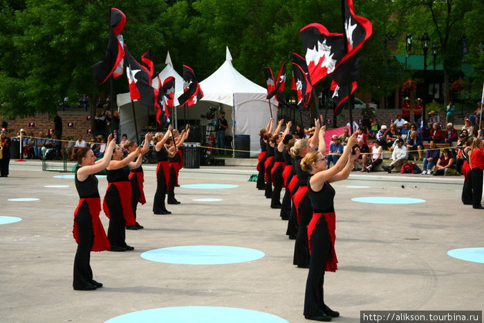 Marching band выступает в Olympic Park. Банфф, Канада