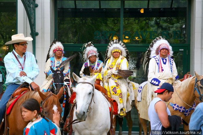 Индейская конница перед выходом на сцену. Банфф, Канада