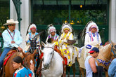 Индейская конница перед выходом на сцену.